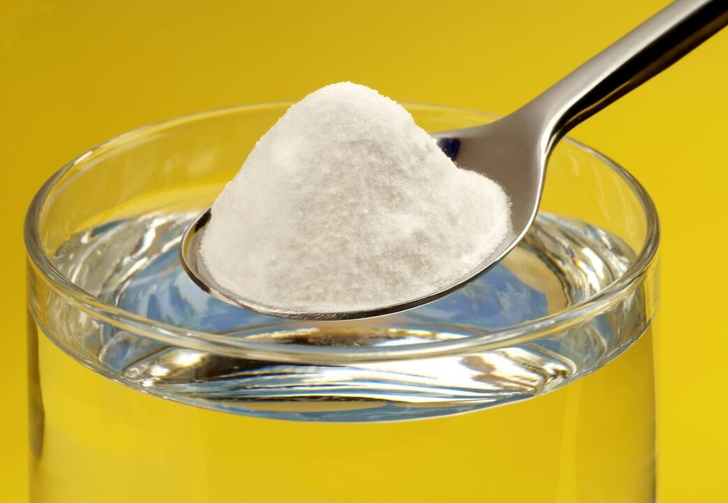 Inneres Trinken von Limonade, um den Penis zu vergrößern
